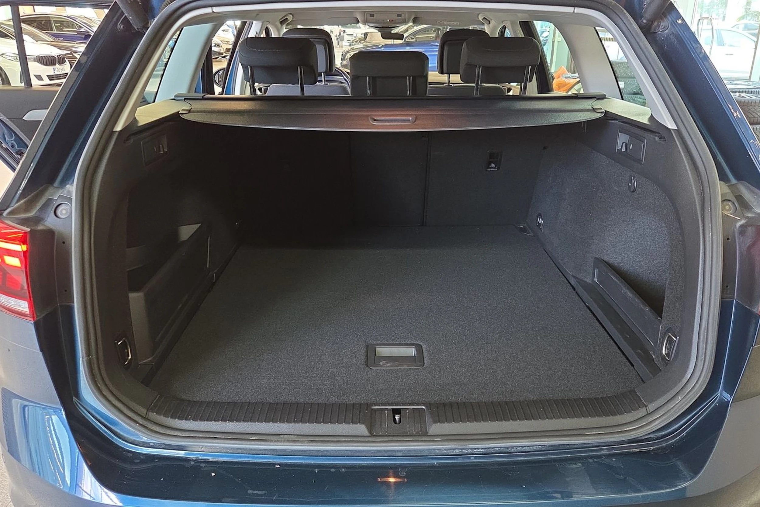 Sininen Volkswagen PASSAT 2022 kuva 23.