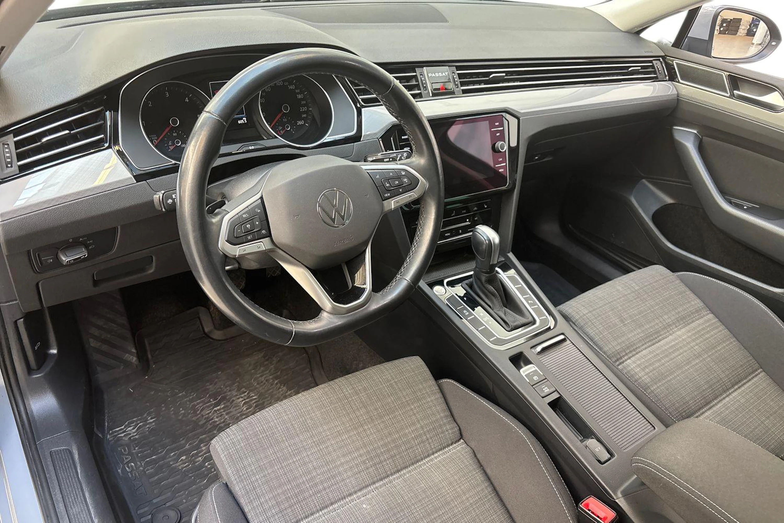 harmaa Volkswagen Passat 2022 kuva 8.