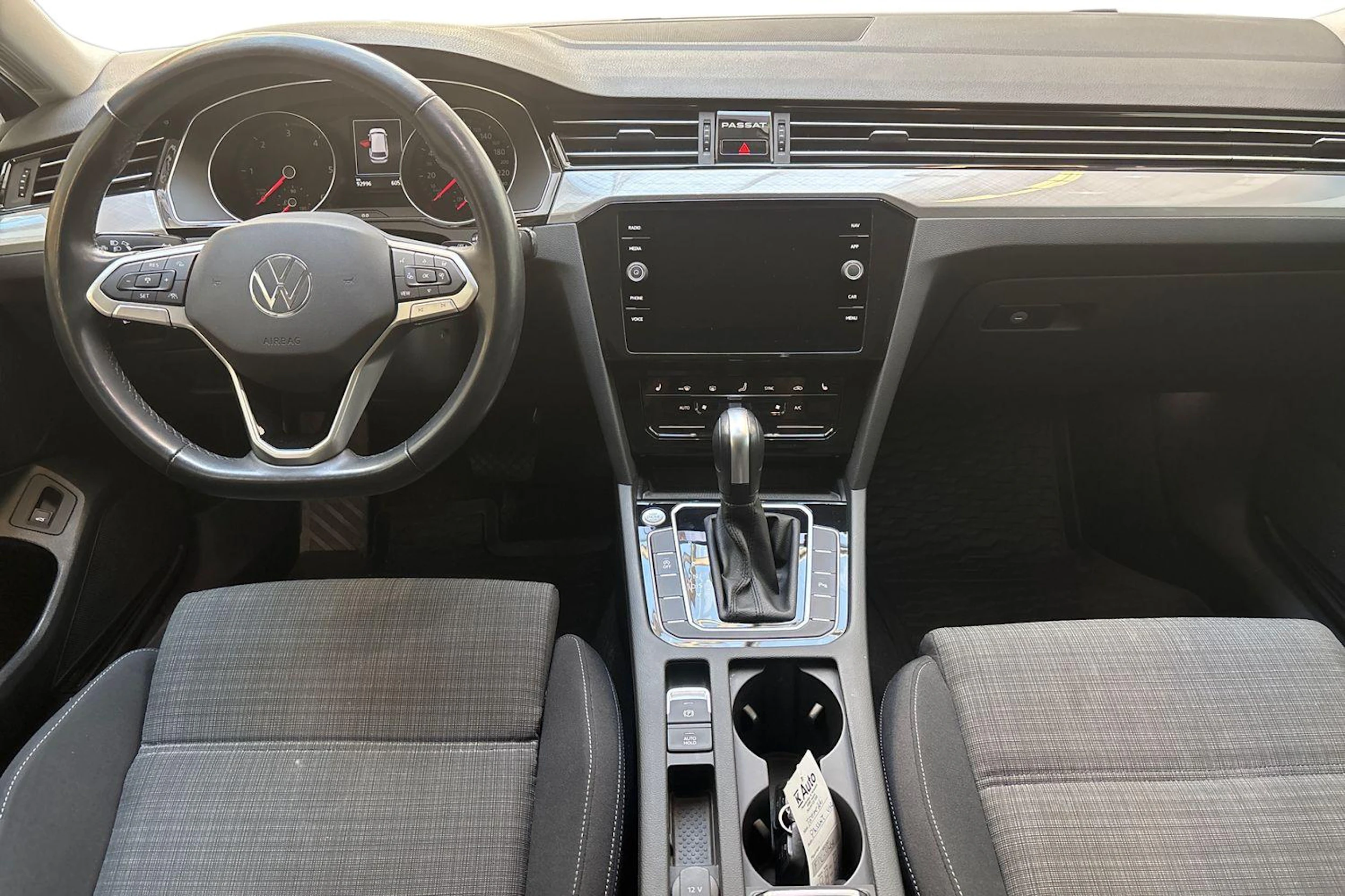 harmaa Volkswagen Passat 2022 kuva 9.