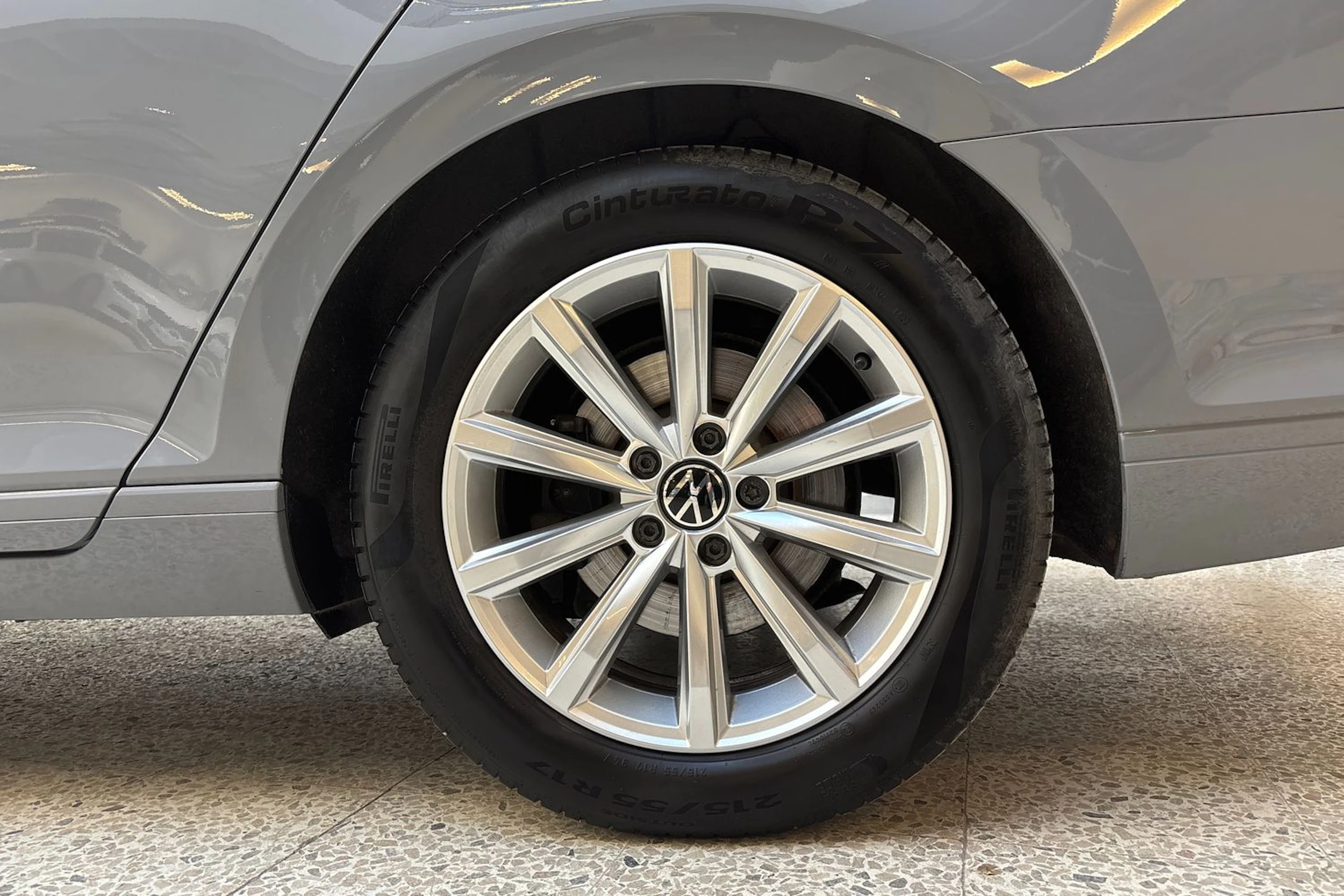 harmaa Volkswagen Passat 2022 kuva 13.