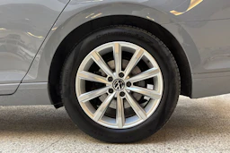harmaa Volkswagen Passat 2022 kuva 13.