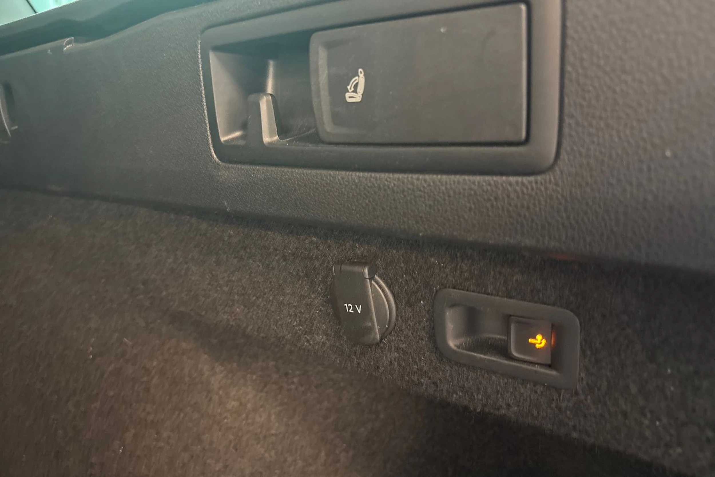 harmaa Volkswagen Passat 2022 kuva 18.