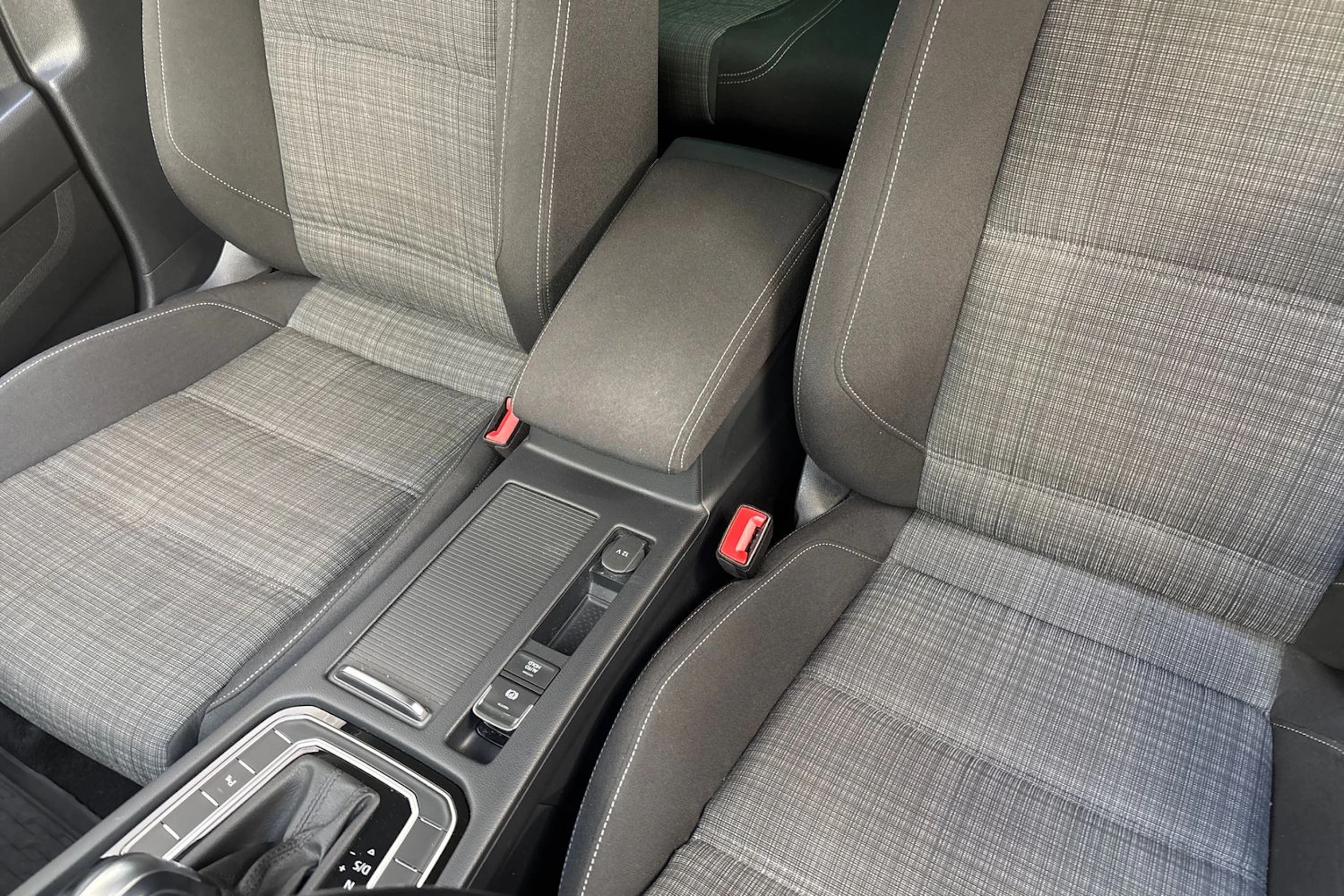 harmaa Volkswagen Passat 2022 kuva 25.