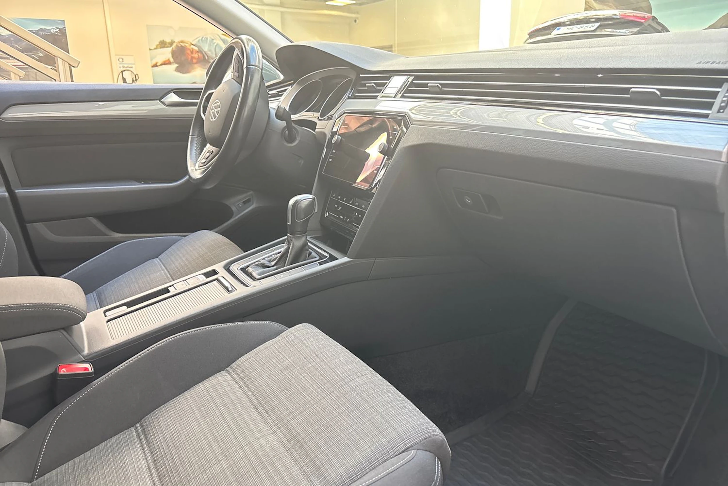 harmaa Volkswagen Passat 2022 kuva 26.