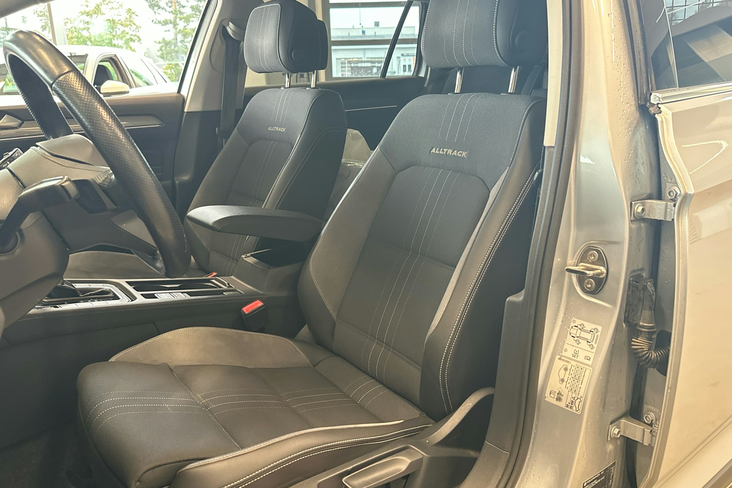 harmaa Volkswagen Passat 2022 kuva 7.