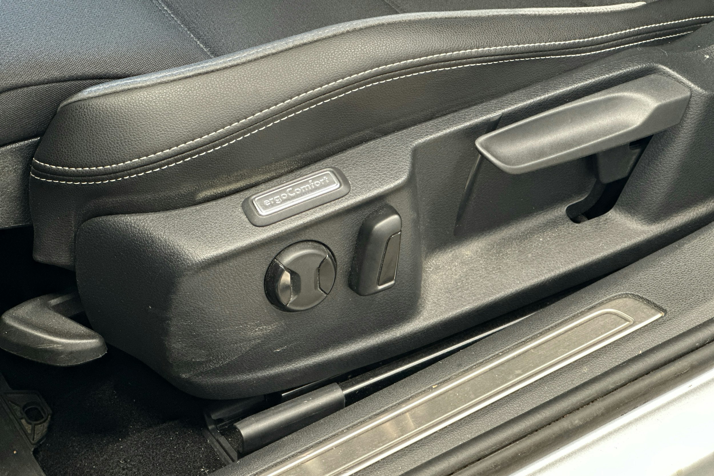 harmaa Volkswagen Passat 2022 kuva 8.