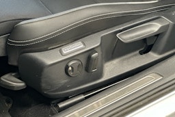 harmaa Volkswagen Passat 2022 kuva 8.