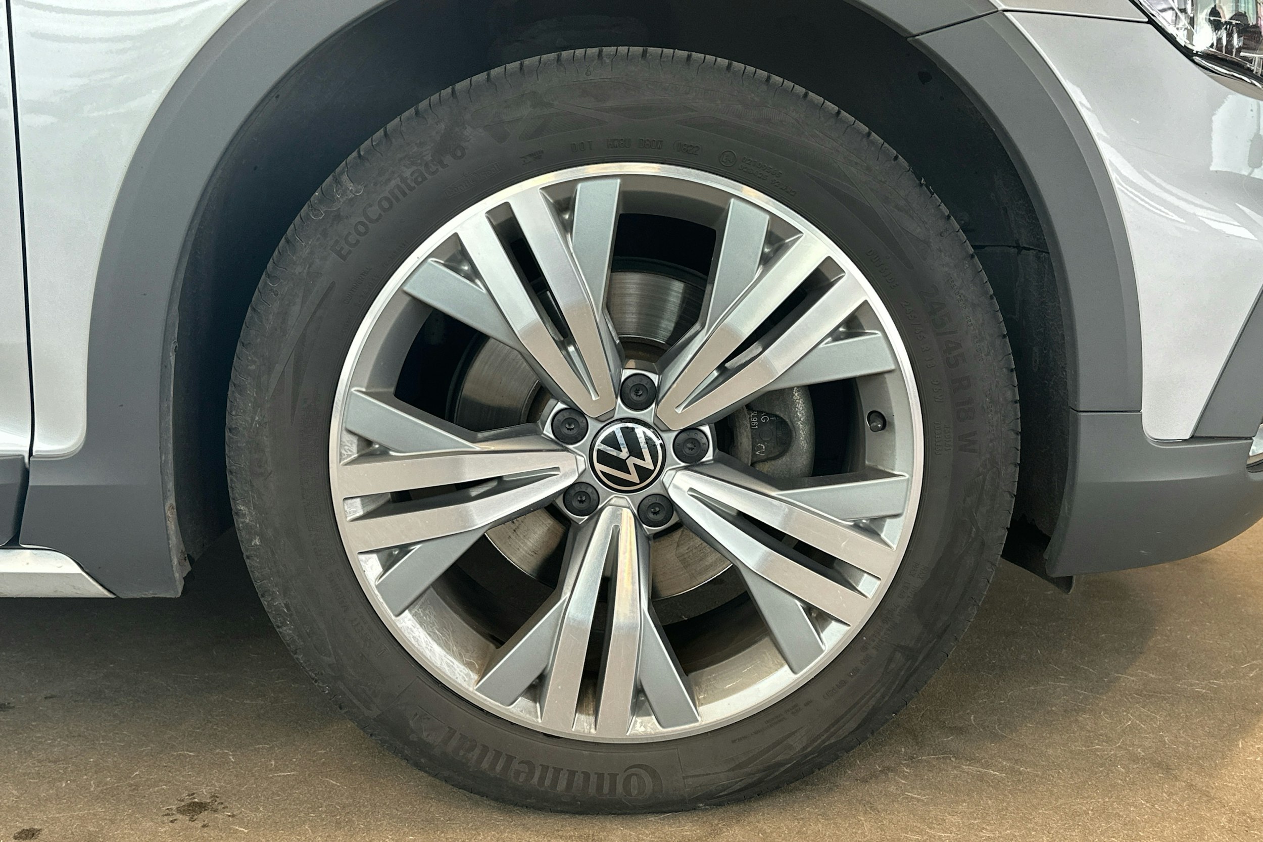 harmaa Volkswagen Passat 2022 kuva 9.