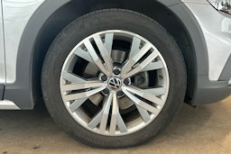 harmaa Volkswagen Passat 2022 kuva 9.
