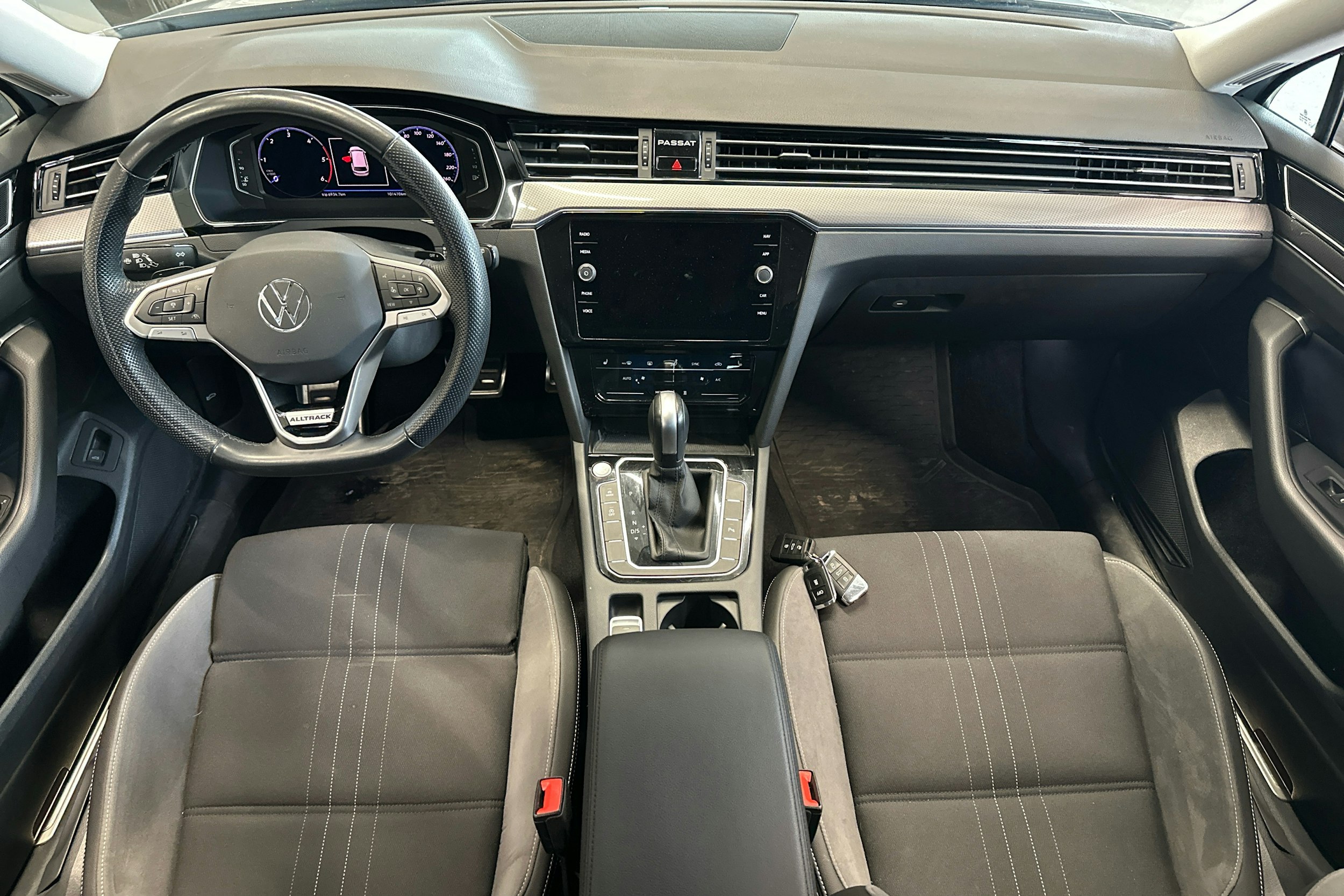 harmaa Volkswagen Passat 2022 kuva 11.