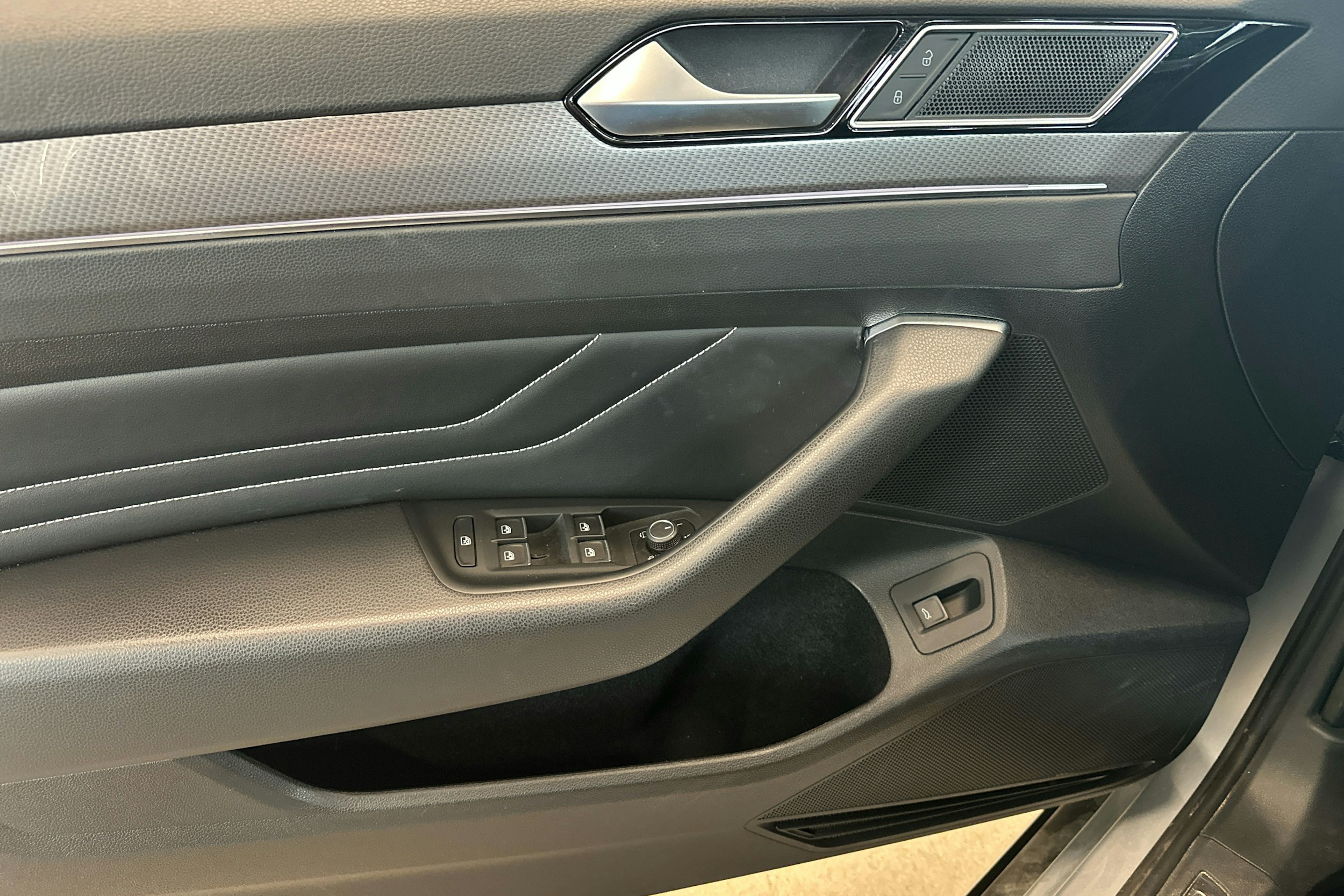 harmaa Volkswagen Passat 2022 kuva 18.