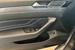 harmaa Volkswagen Passat 2022 kuva 18.