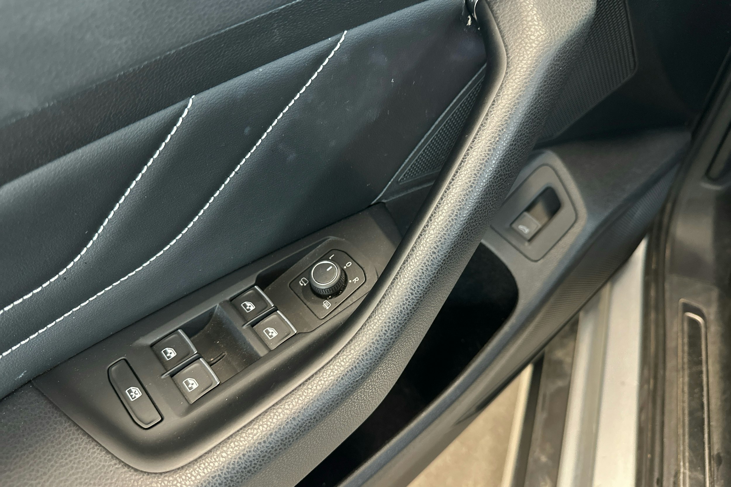 harmaa Volkswagen Passat 2022 kuva 19.