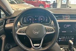harmaa Volkswagen Passat 2022 kuva 21.