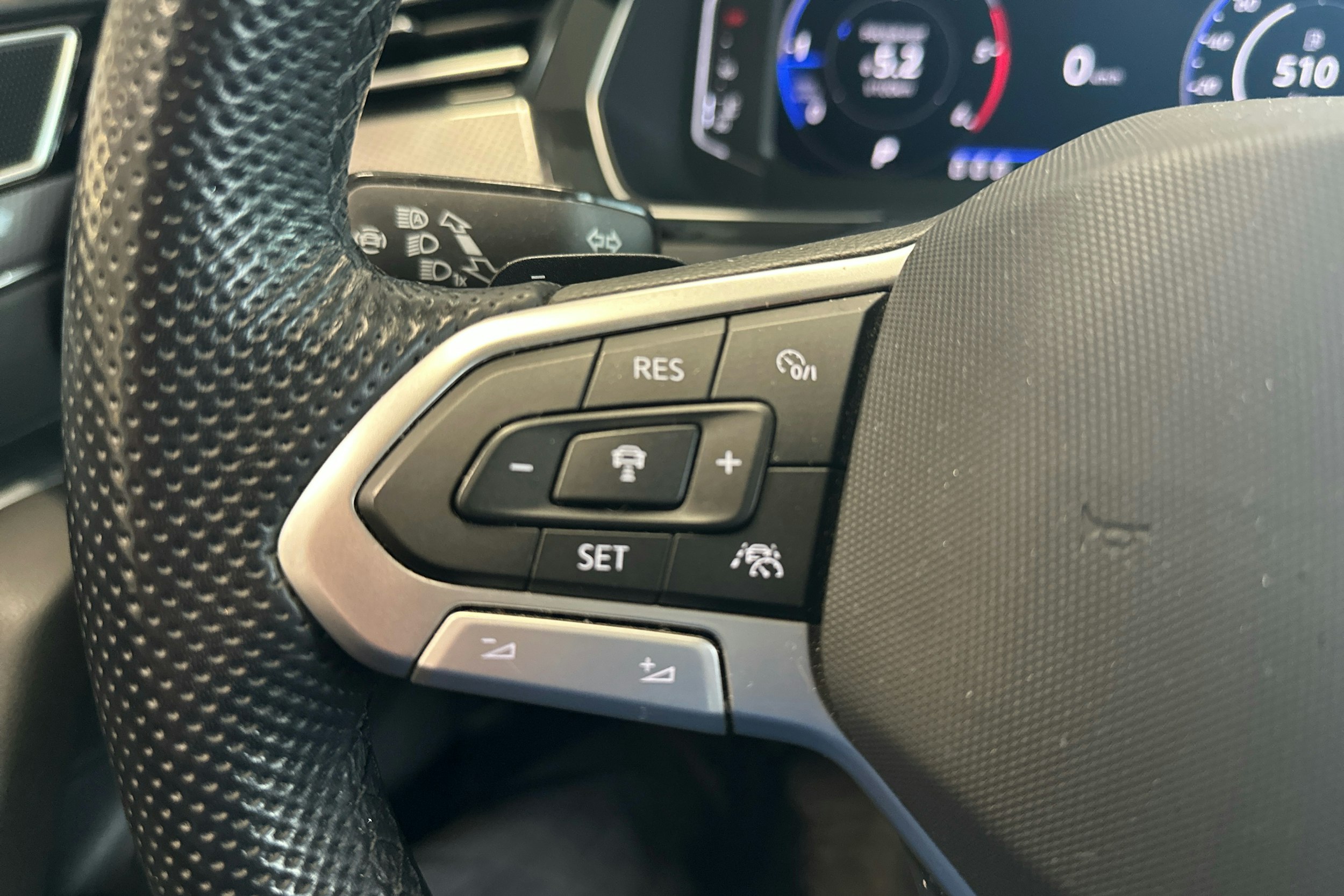 harmaa Volkswagen Passat 2022 kuva 25.