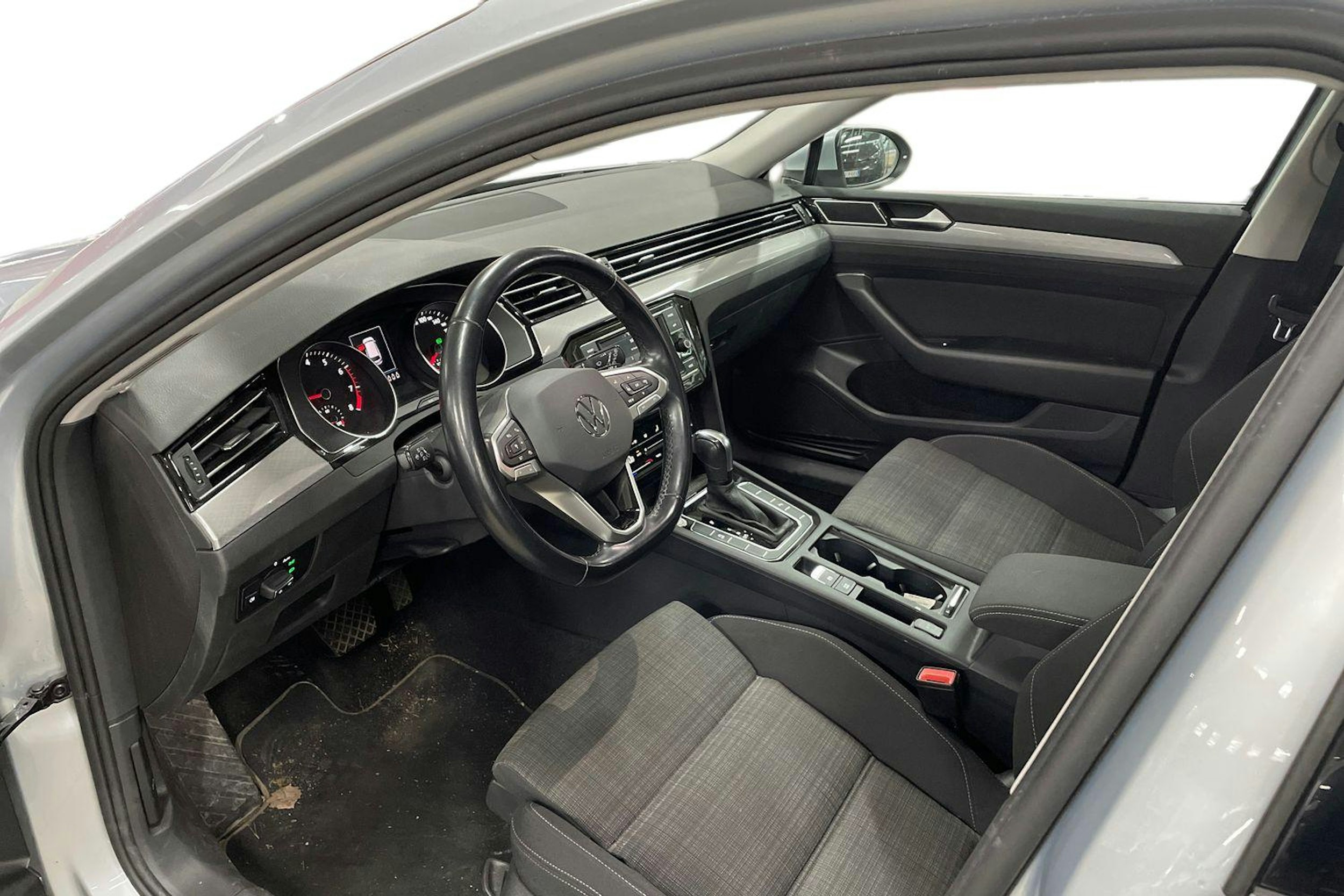 harmaa Volkswagen Passat 2022 kuva 3.