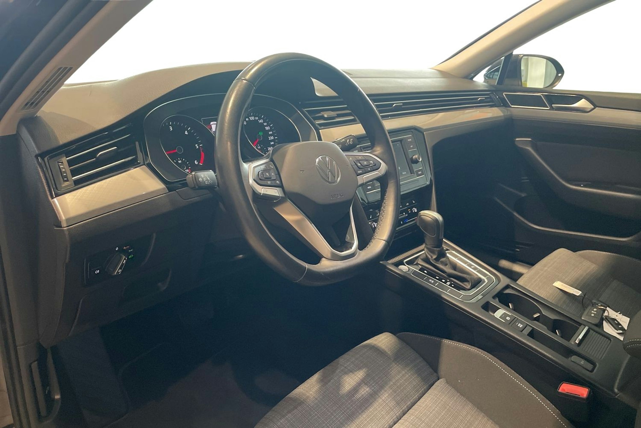 musta Volkswagen Passat 2022 kuva 7.
