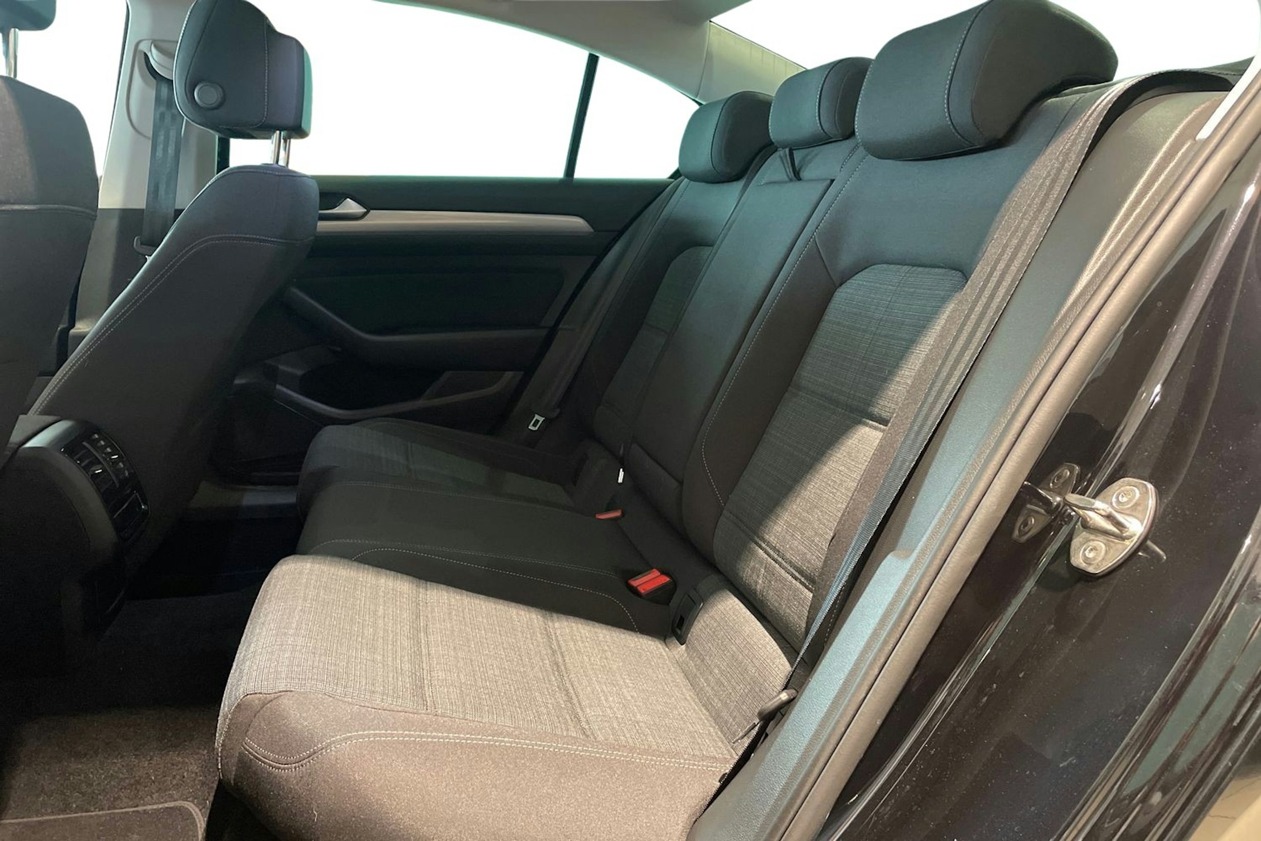 musta Volkswagen Passat 2022 kuva 10.