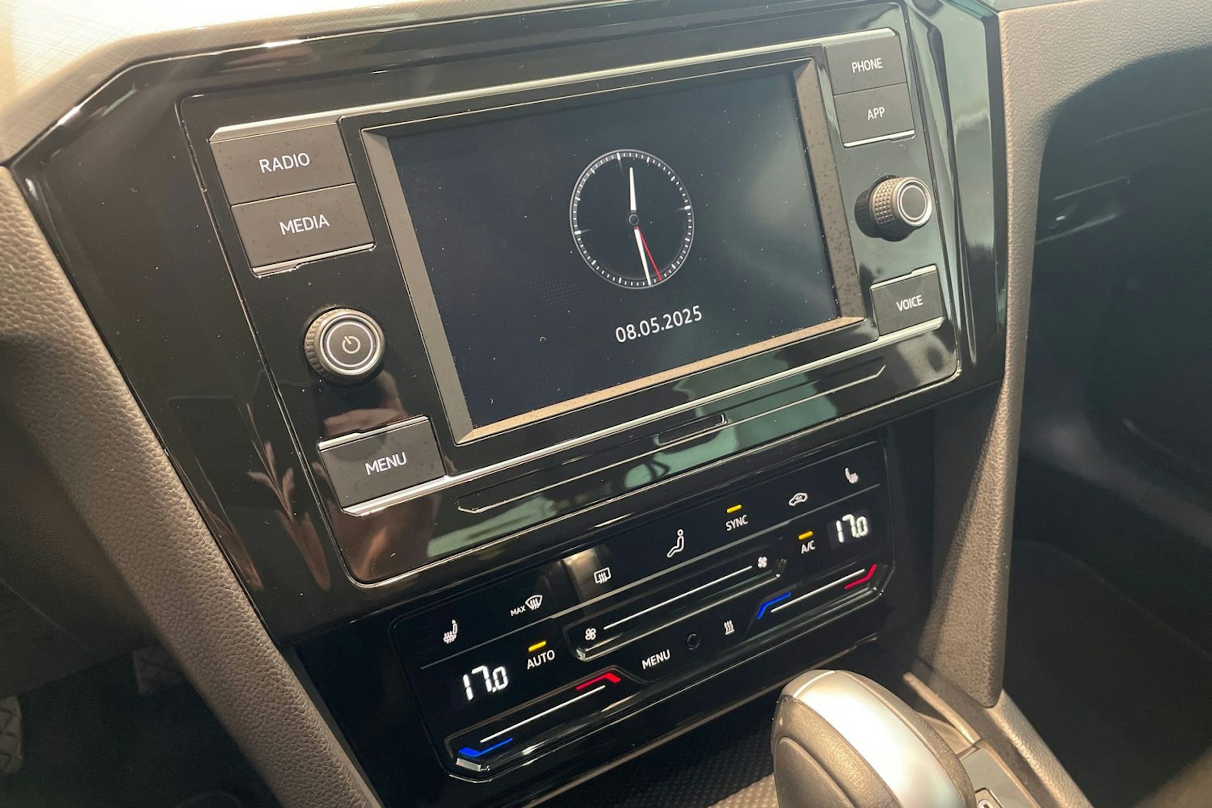 musta Volkswagen Passat 2022 kuva 18.