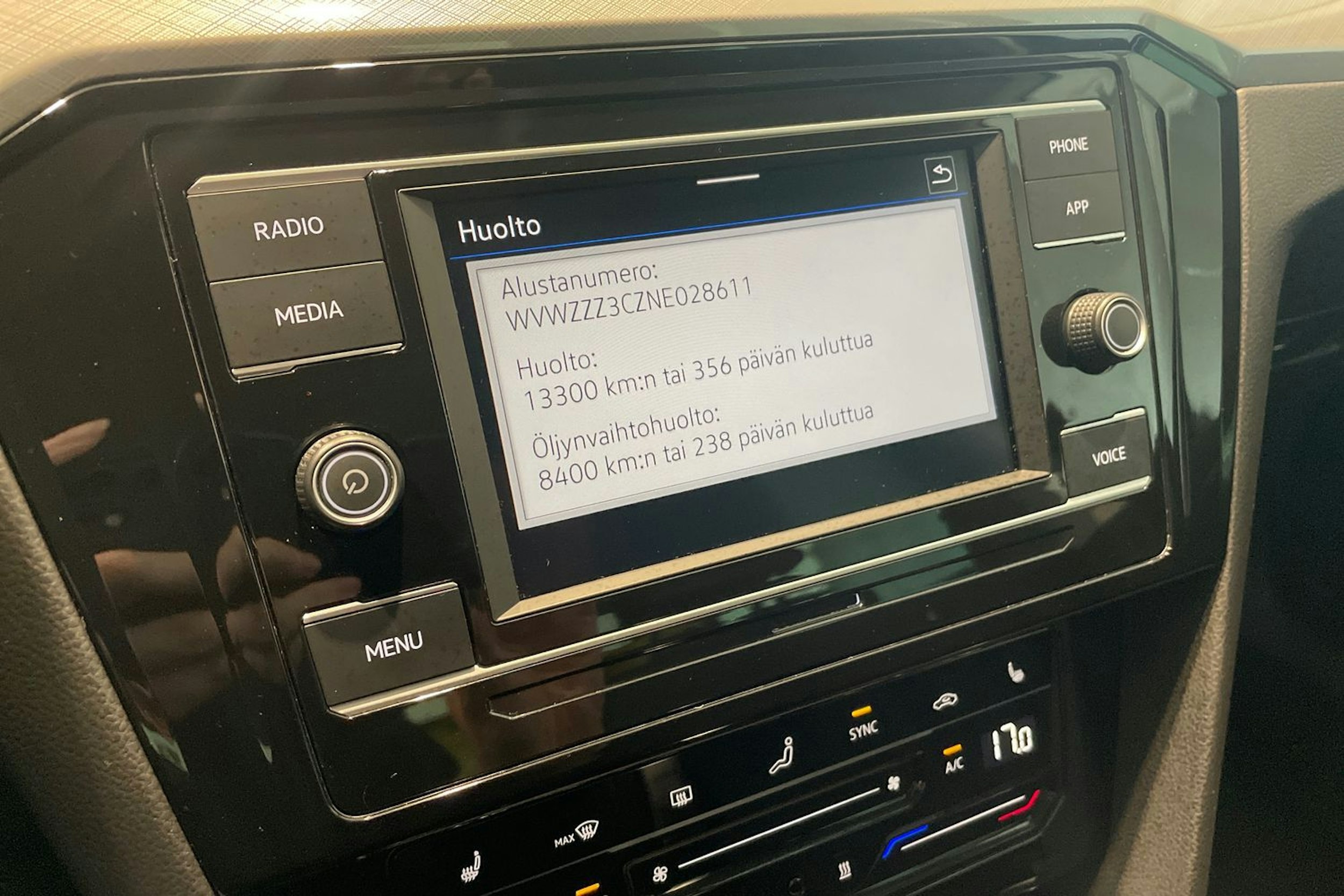 musta Volkswagen Passat 2022 kuva 20.
