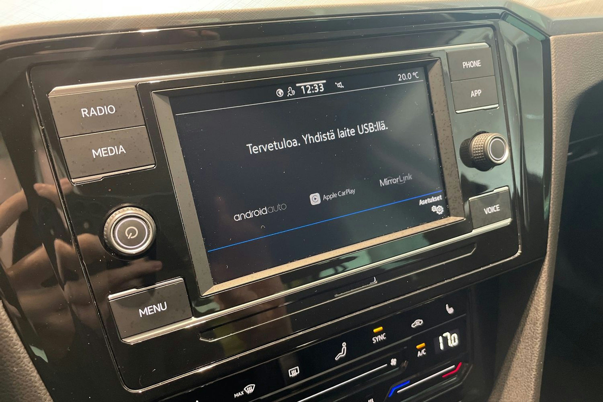 musta Volkswagen Passat 2022 kuva 21.