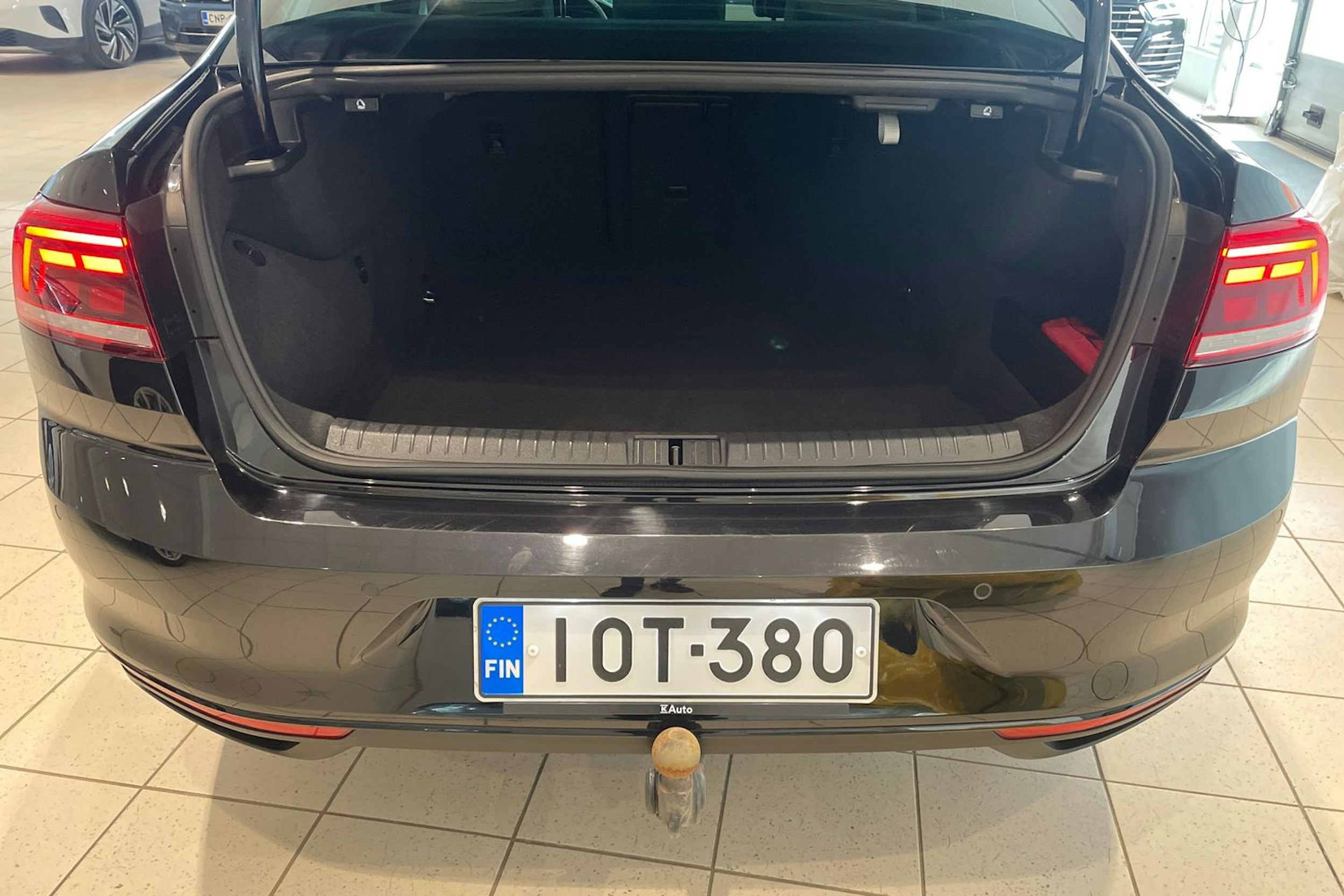 musta Volkswagen Passat 2022 kuva 22.