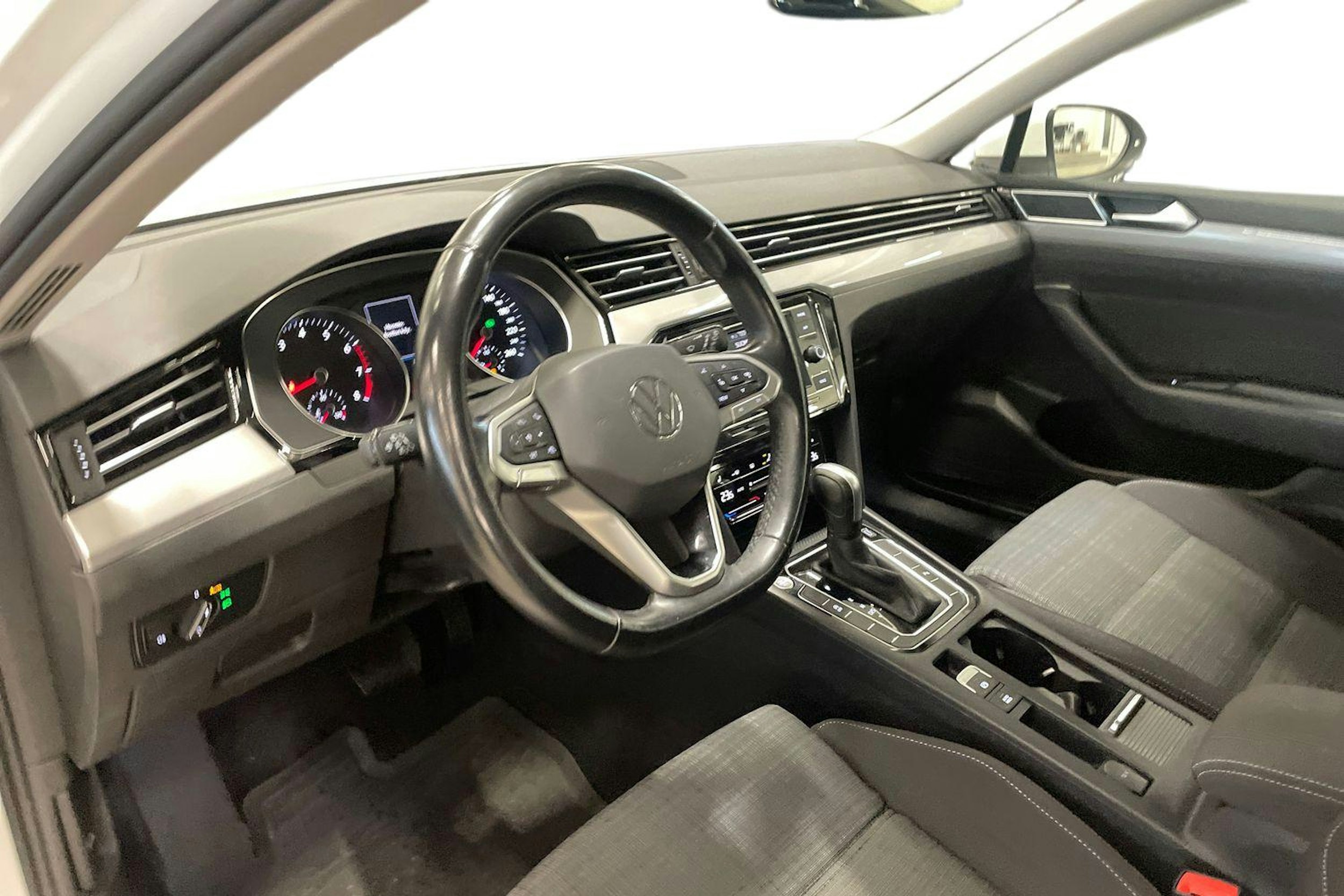 valkoinen Volkswagen Passat 2022 kuva 6.