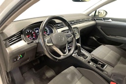 valkoinen Volkswagen Passat 2022 kuva 6.