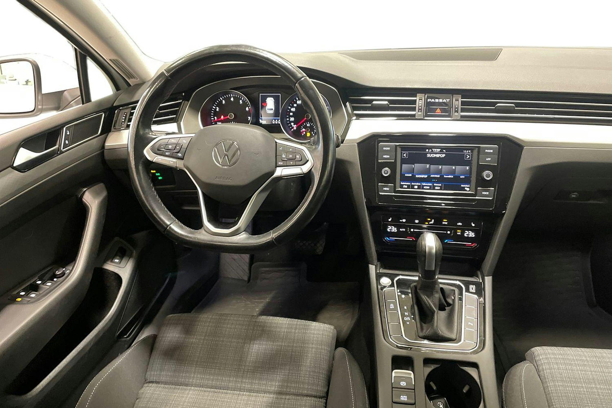 valkoinen Volkswagen Passat 2022 kuva 7.