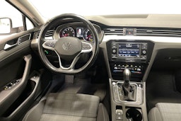 valkoinen Volkswagen Passat 2022 kuva 7.
