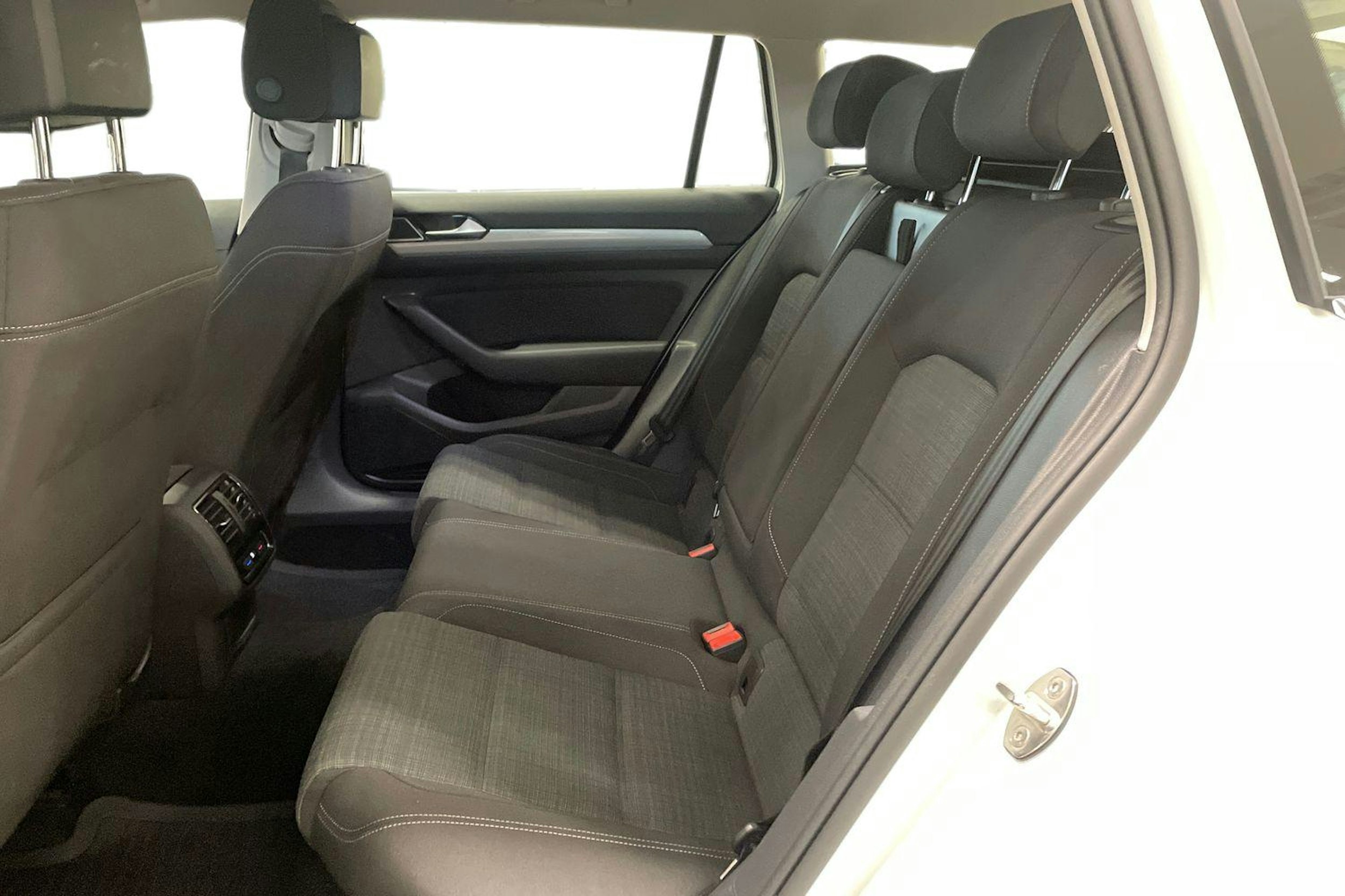 valkoinen Volkswagen Passat 2022 kuva 8.