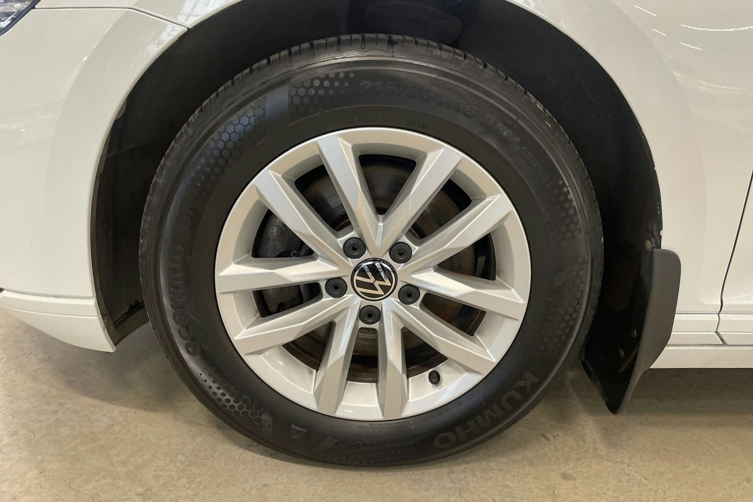 valkoinen Volkswagen Passat 2022 kuva 9.