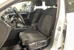 valkoinen Volkswagen Passat 2022 kuva 11.