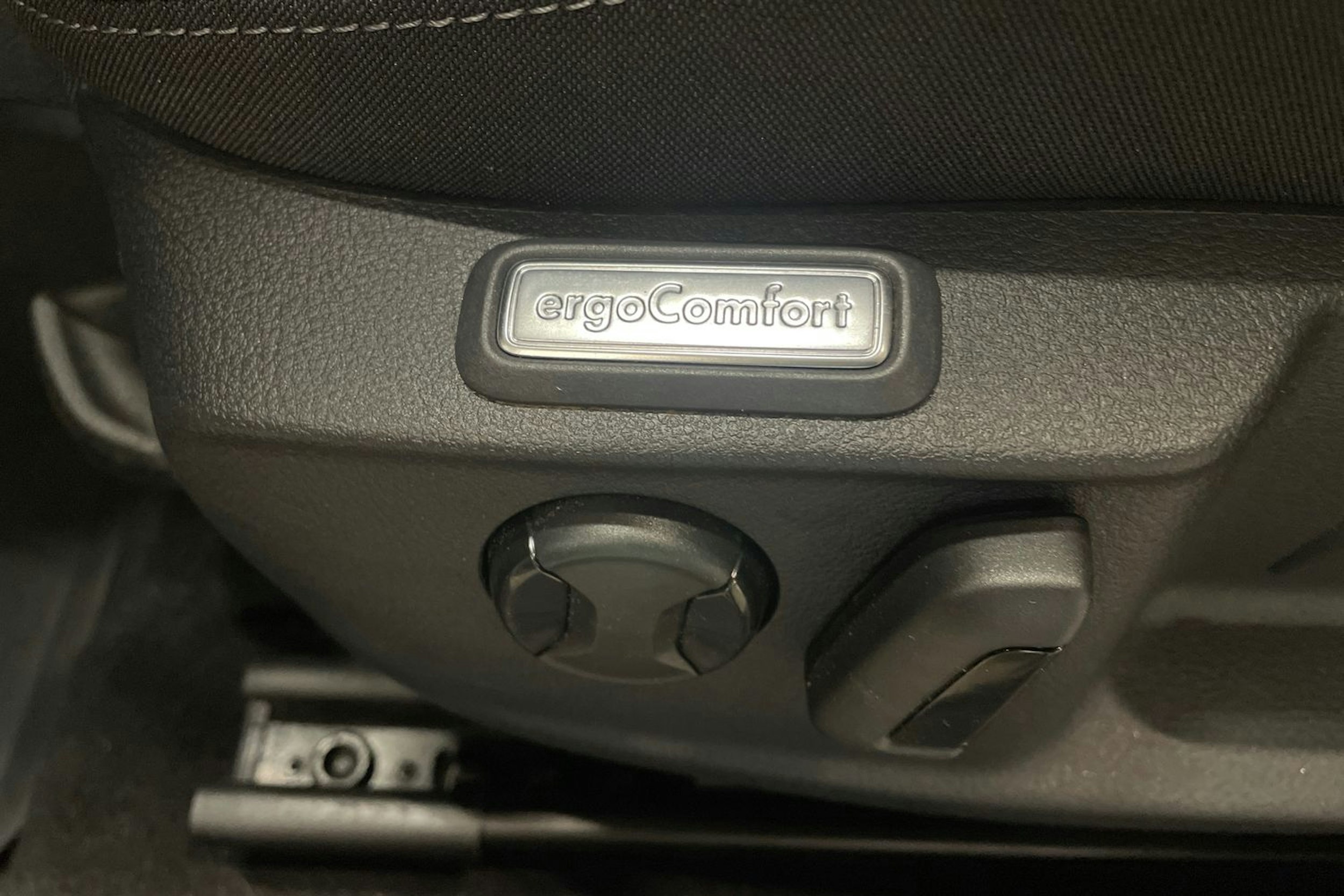 valkoinen Volkswagen Passat 2022 kuva 12.