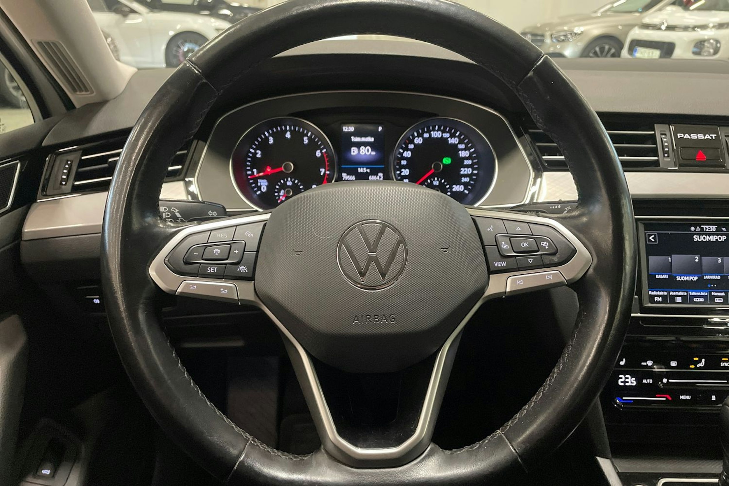 valkoinen Volkswagen Passat 2022 kuva 13.