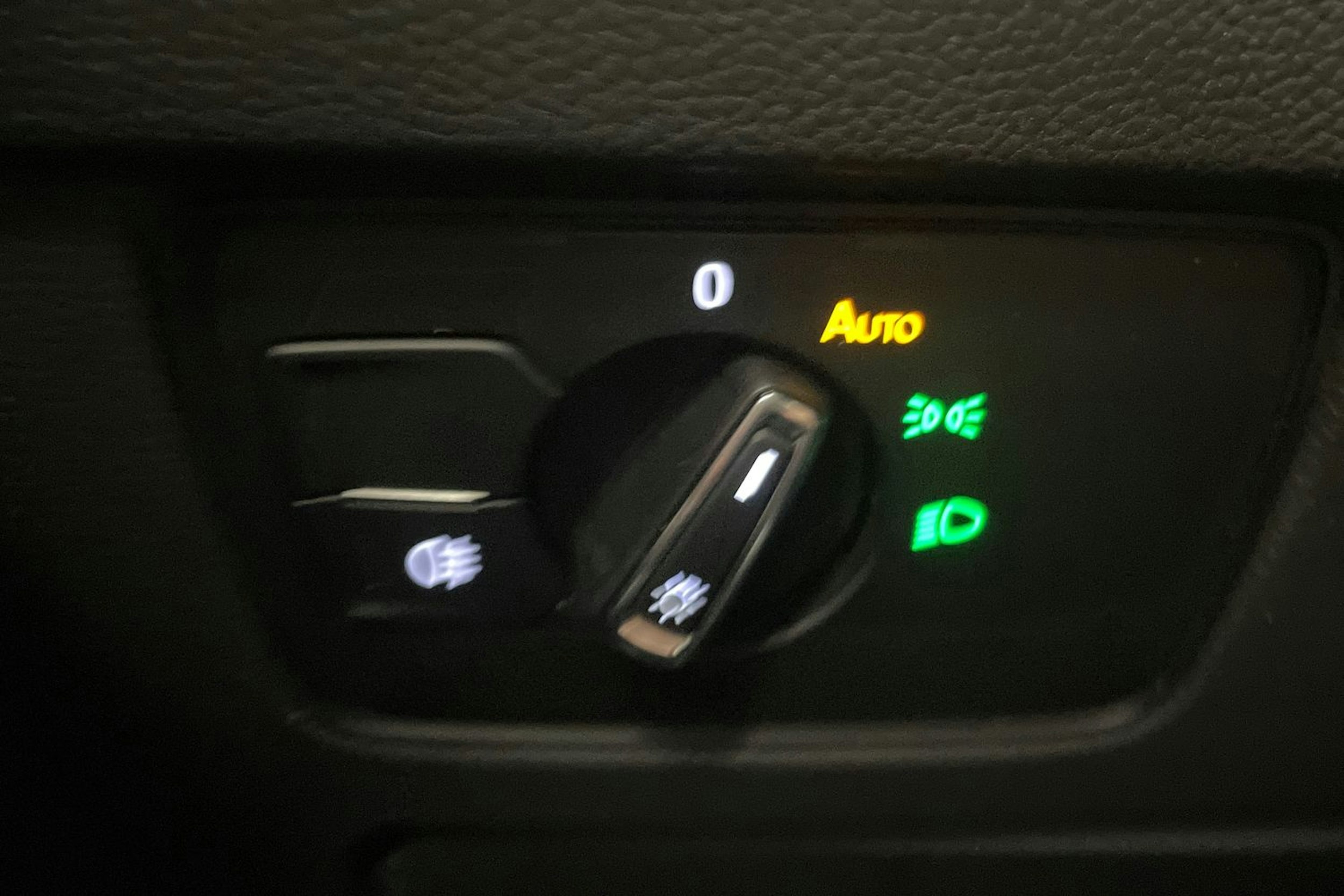 valkoinen Volkswagen Passat 2022 kuva 17.