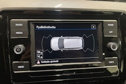valkoinen Volkswagen Passat 2022 kuva 18.