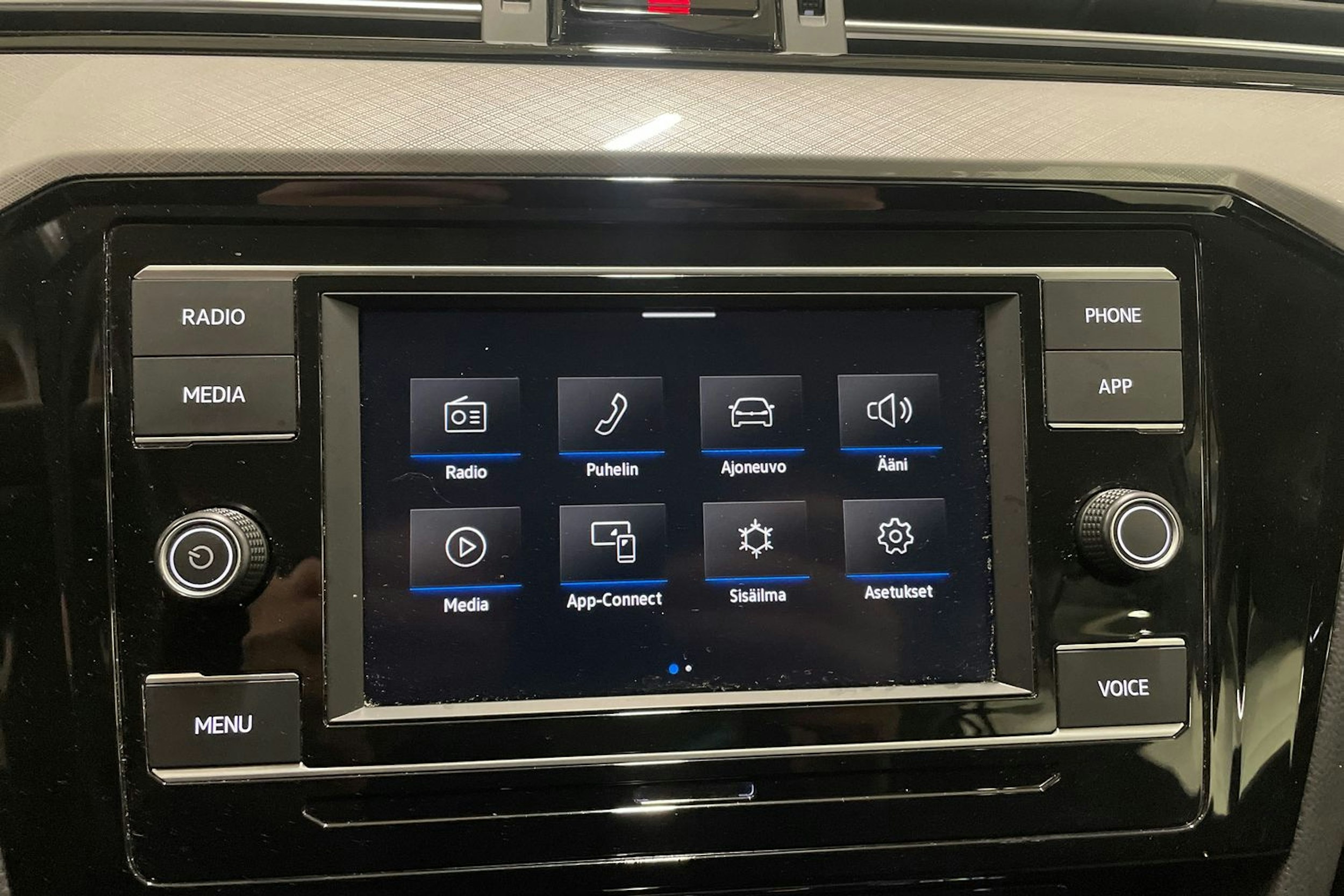 valkoinen Volkswagen Passat 2022 kuva 19.