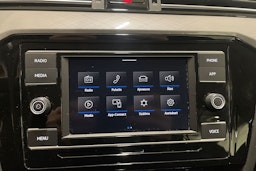 valkoinen Volkswagen Passat 2022 kuva 19.