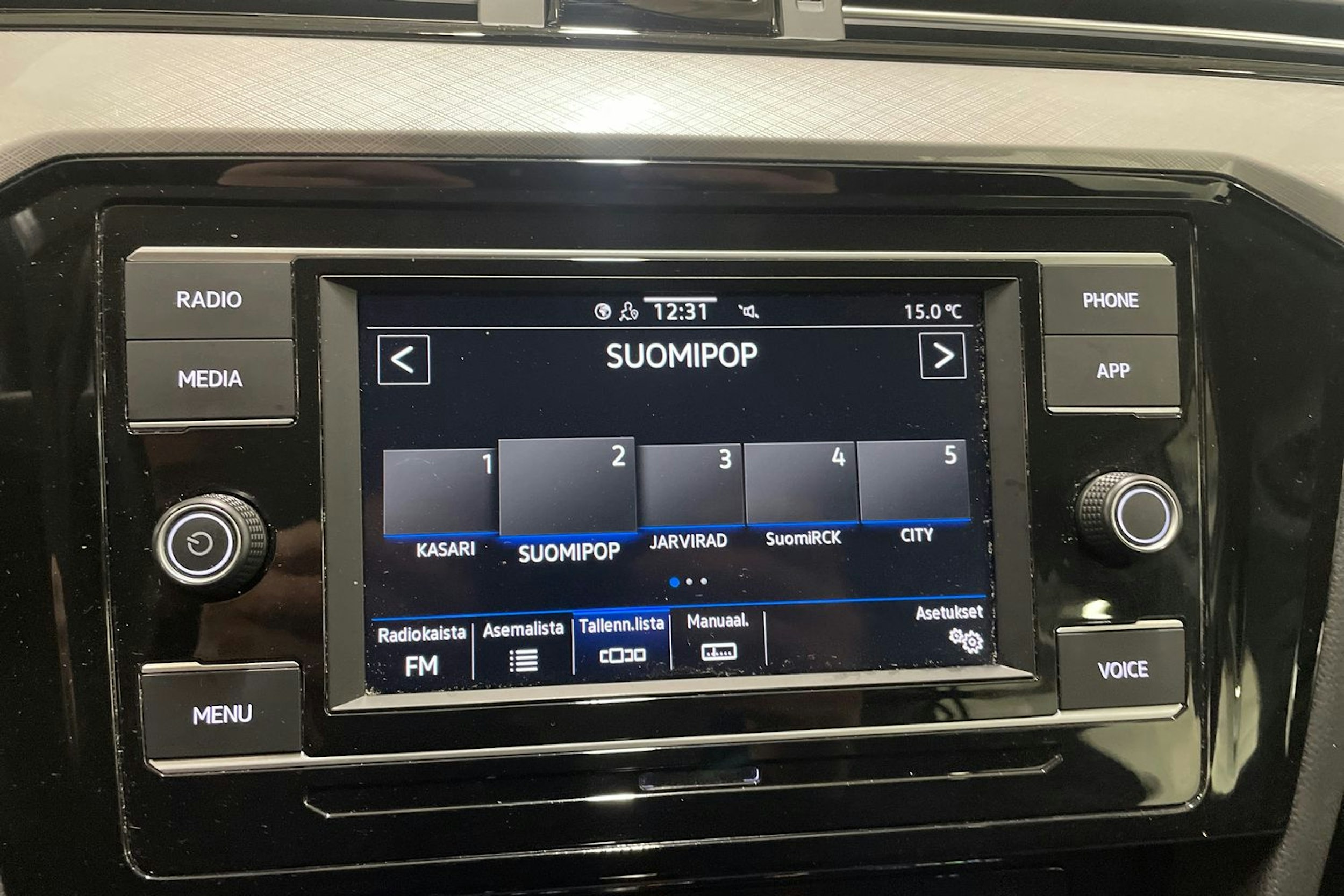 valkoinen Volkswagen Passat 2022 kuva 20.
