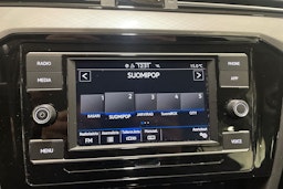 valkoinen Volkswagen Passat 2022 kuva 20.