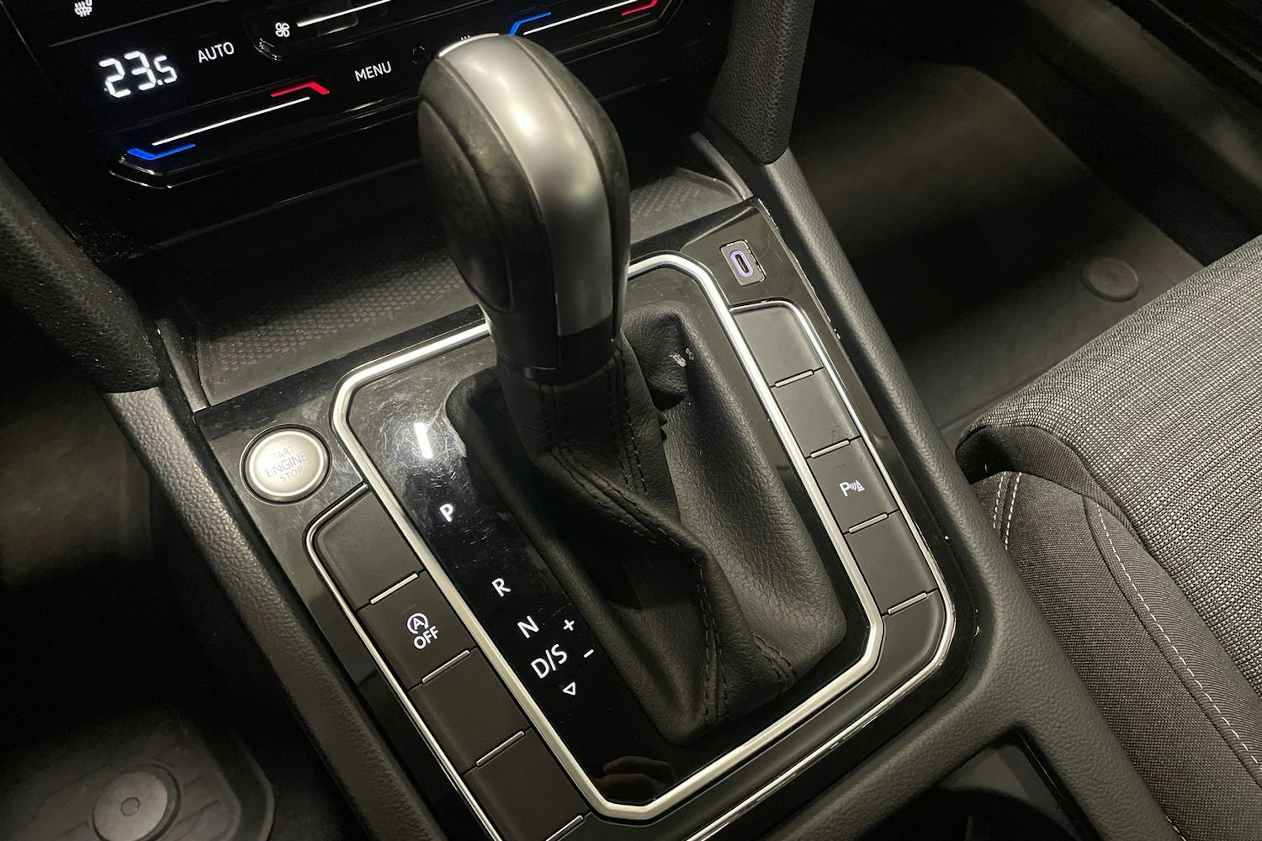 valkoinen Volkswagen Passat 2022 kuva 29.