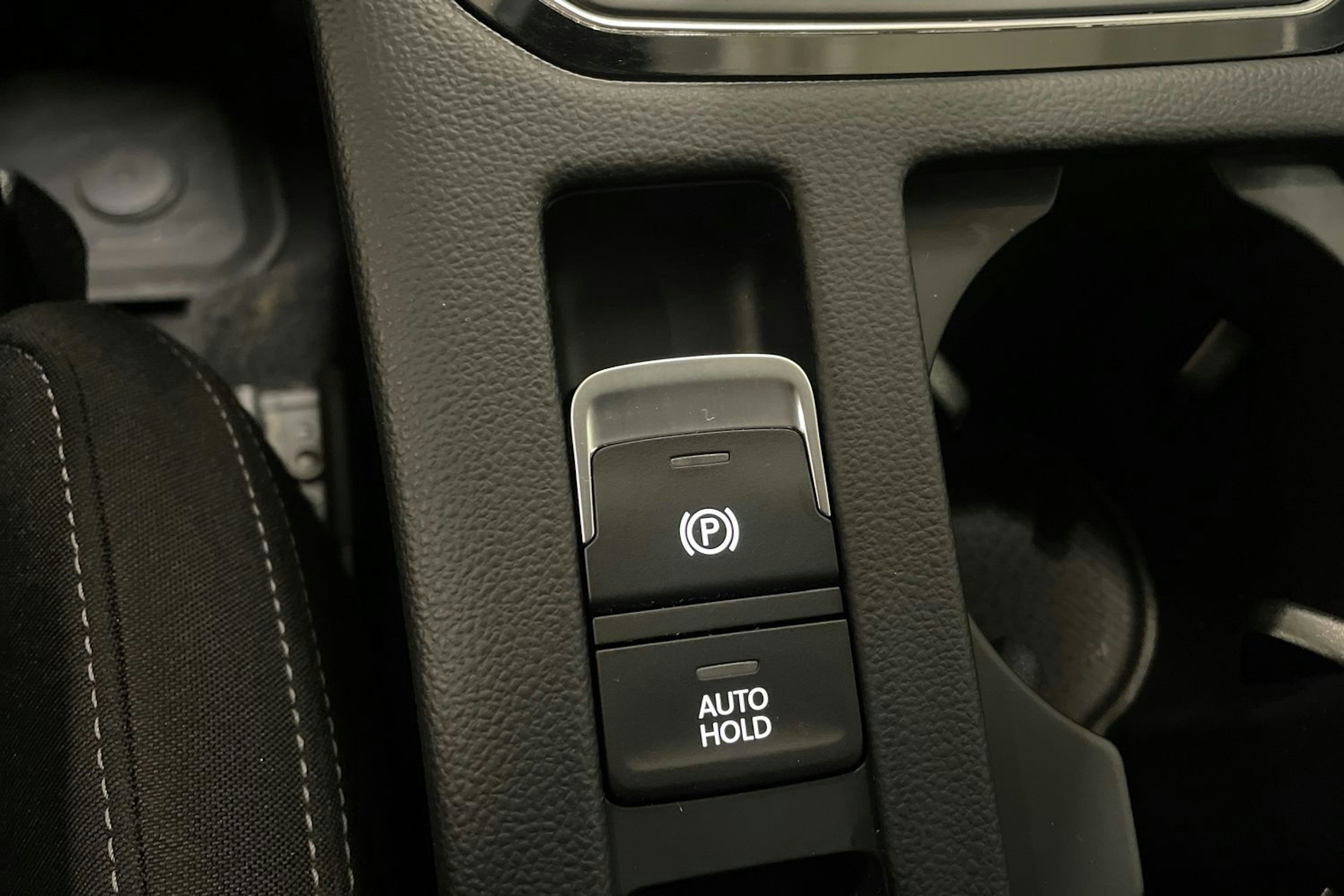 valkoinen Volkswagen Passat 2022 kuva 30.
