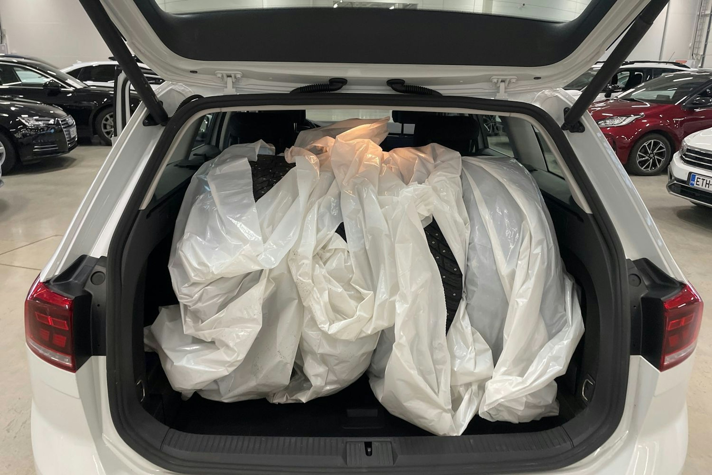 valkoinen Volkswagen Passat 2022 kuva 35.