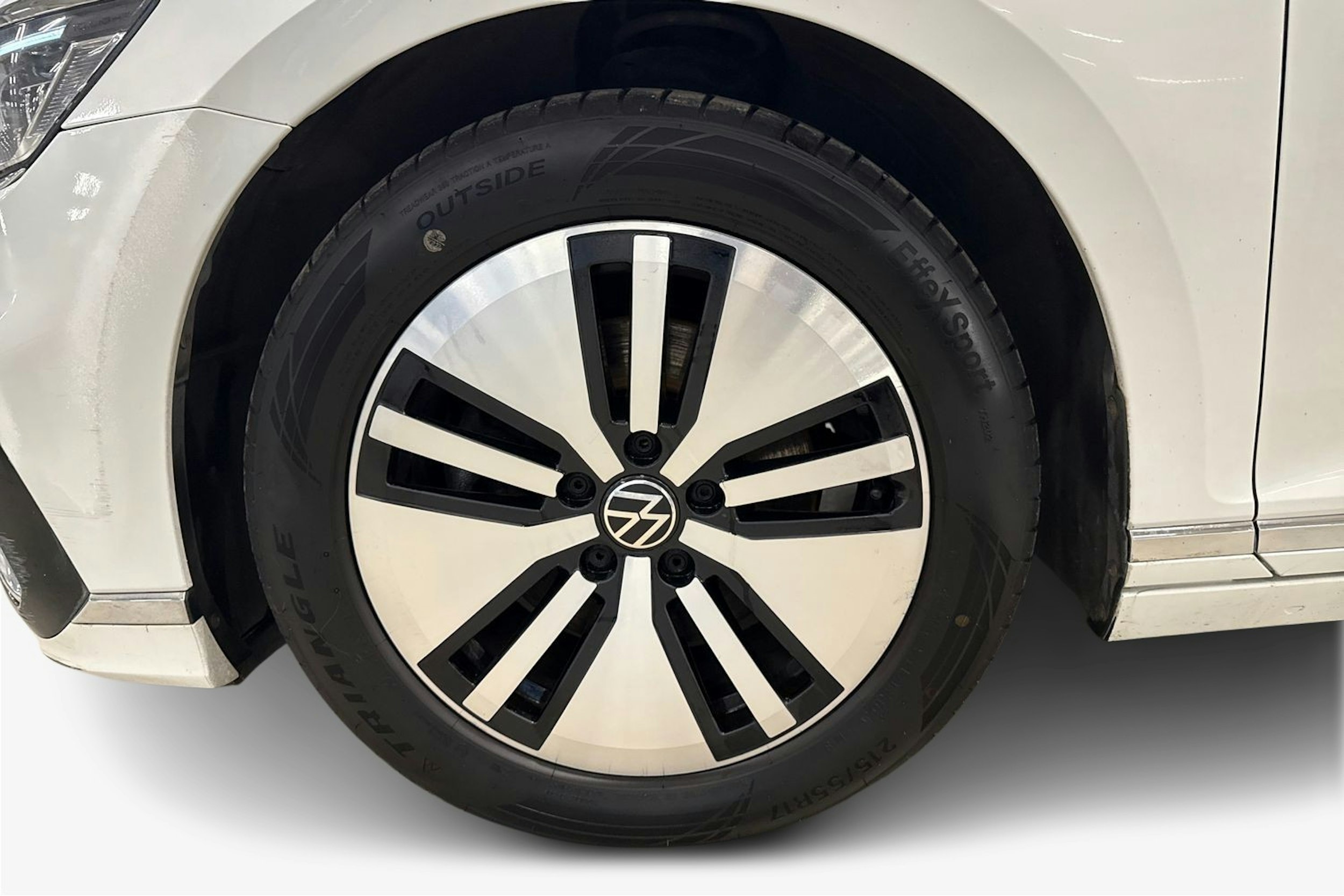 valkoinen Volkswagen Passat 2022 kuva 11.