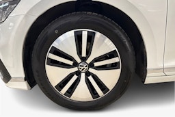 valkoinen Volkswagen Passat 2022 kuva 11.