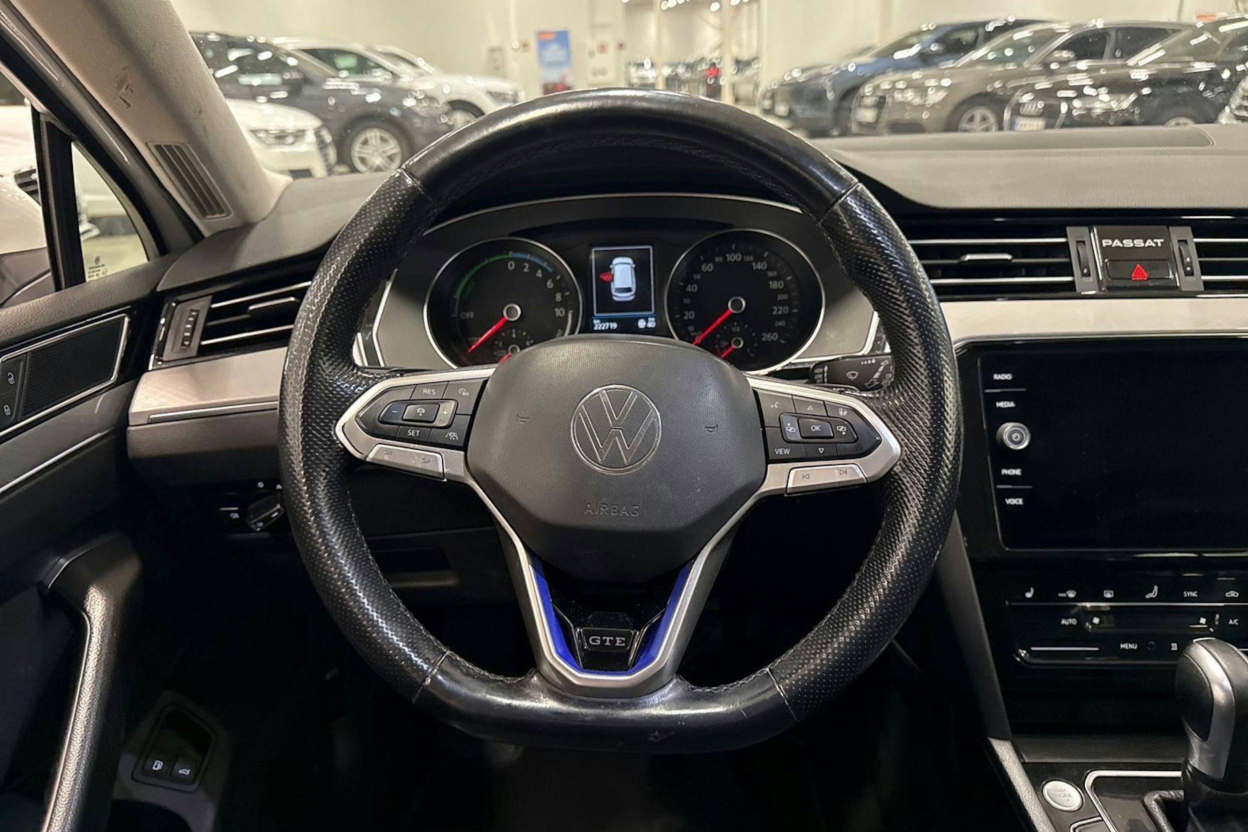 valkoinen Volkswagen Passat 2022 kuva 14.