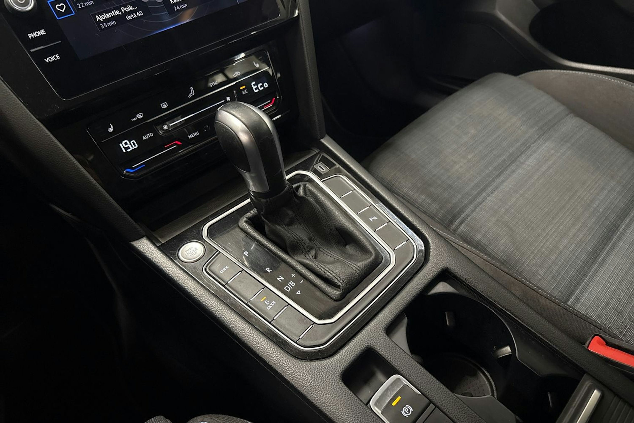 valkoinen Volkswagen Passat 2022 kuva 18.