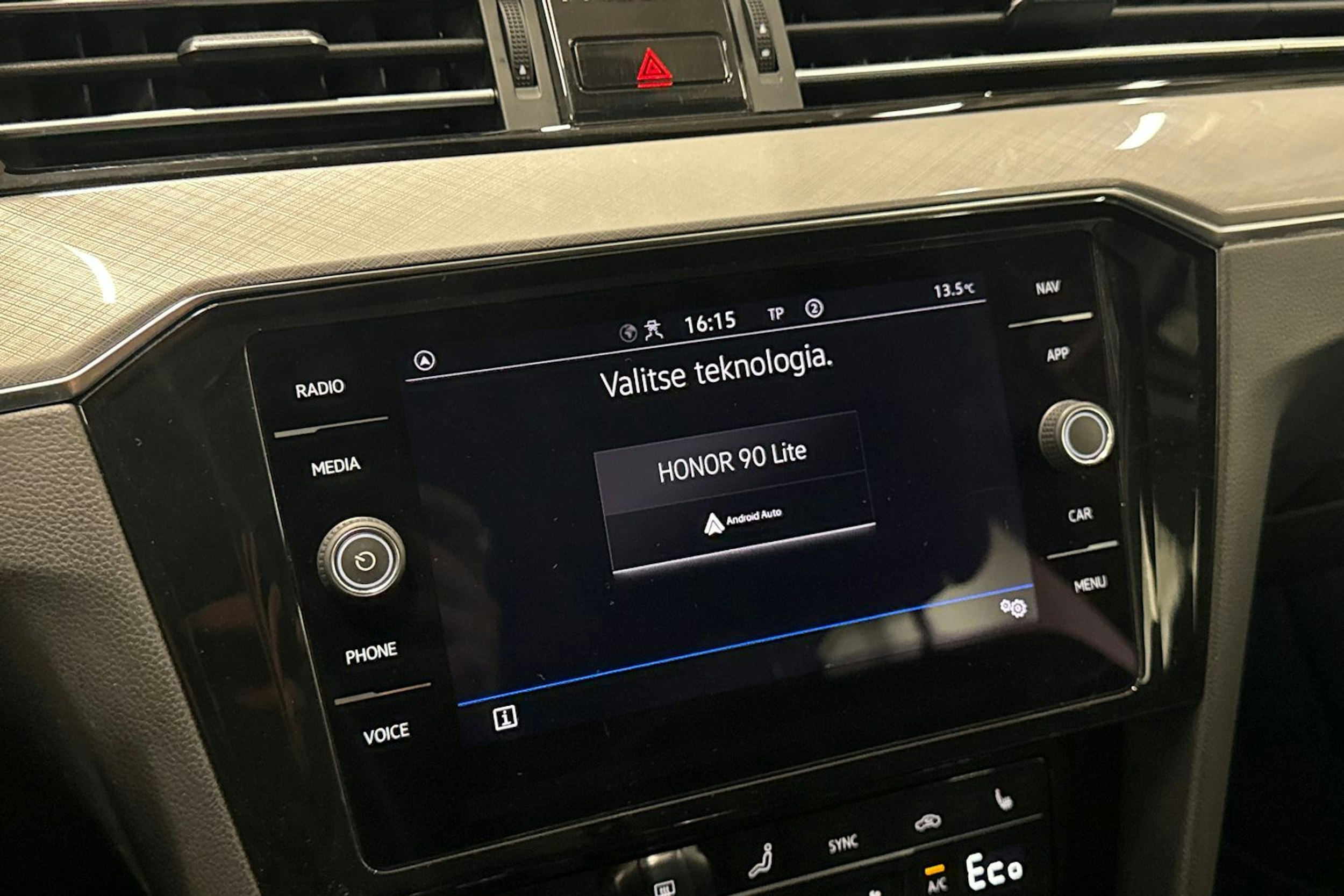 valkoinen Volkswagen Passat 2022 kuva 19.