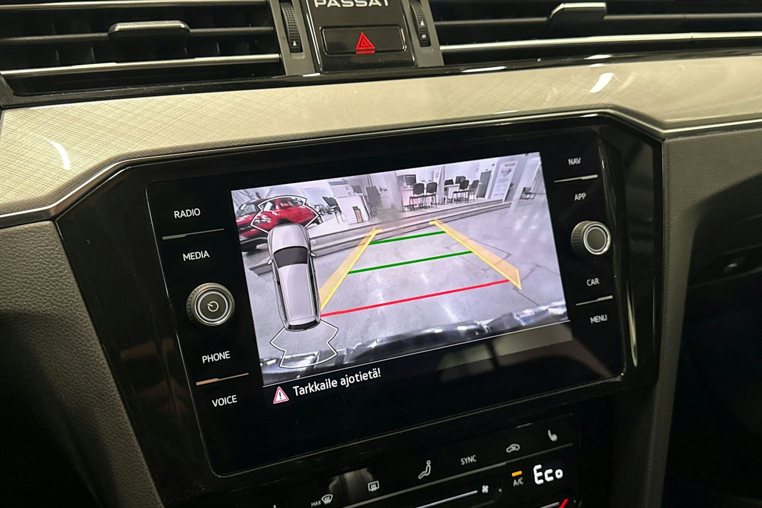 valkoinen Volkswagen Passat 2022 kuva 20.